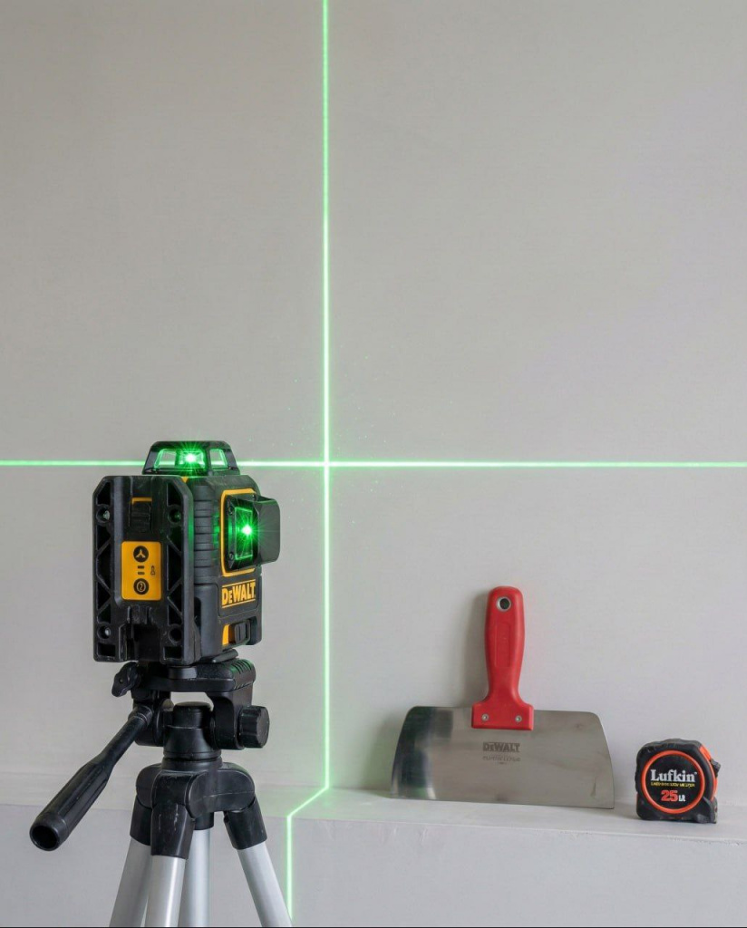 Мастер шлифует потолок жирафом с пылесосом