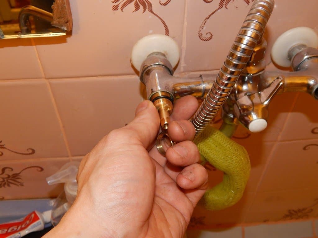 Ремонт крана душа. Починить кран. Починить смеситель в ванной. Сломался смеситель в ванной. Чинит кран.