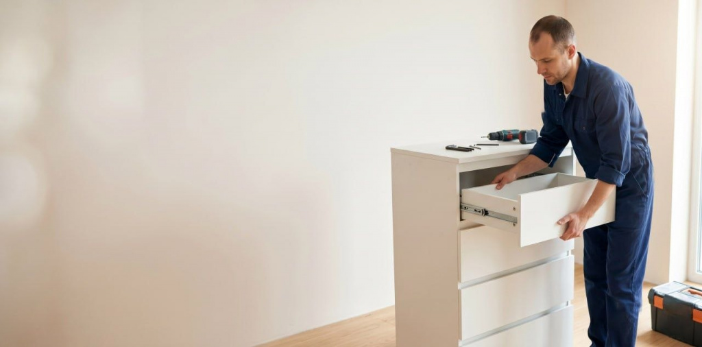 Сборка комодов и тумб в Екатеринбурге — мастер за работой